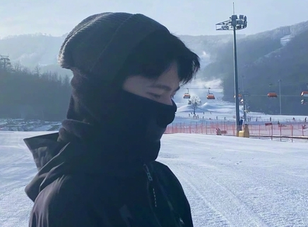 杨洋晒全副武装帅气滑雪照