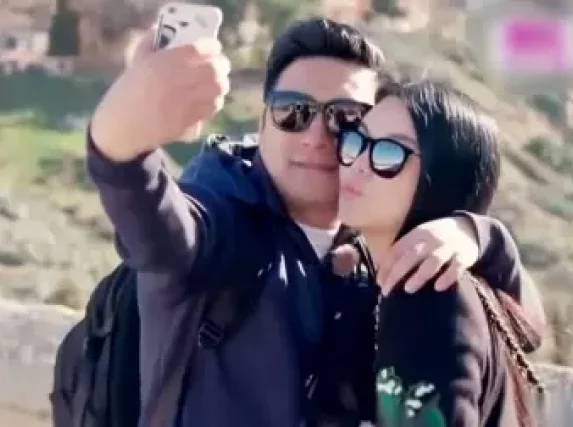 沙溢胡可街头深情拥吻