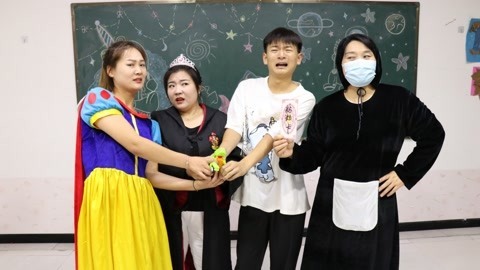 学生不让小晴玩恐龙战车，结果全都中了“沾沾卡”，这可怎么办？