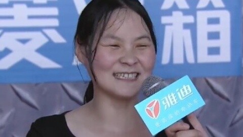 男生女生向前冲 辣妈闯关成功激动哽咽