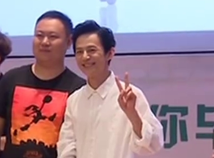 娱乐急先锋 何炅心态好越来越年轻