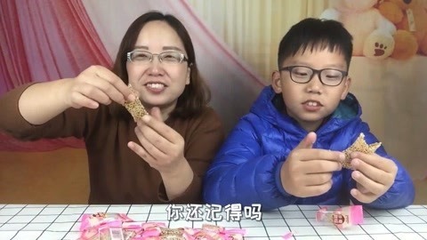 梁小轩和轩妈试吃各种美食 试吃“特产牛皮糖”