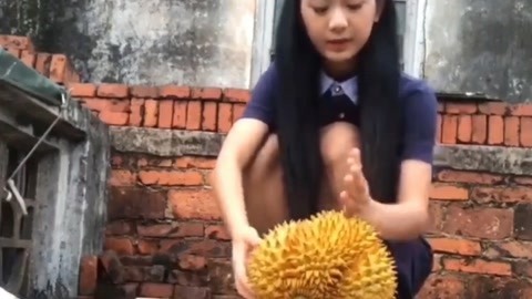 妹子手劈榴莲结局笑尿了