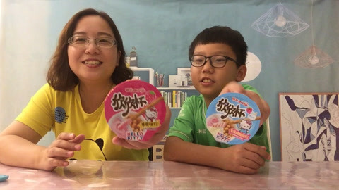 梁小轩和轩妈试吃各种美食 试吃蘸酱吃的手指饼干
