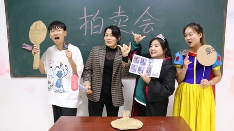奥特曼卡片拍卖会，小晴以66666元拍下奥特曼档案册，真厉害