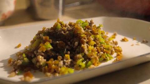 一勺咸香凝聚四季鲜 以花入馔尽是云南味