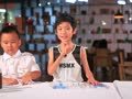 玩疯了之儿童创玩实验室 00后挑战一口气喝七瓶饮料