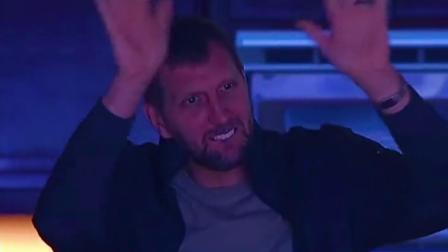 NBA热辣资讯 诺维斯基现身独行侠主场观赛遭球迷起立致敬！这一幕太暖心了！