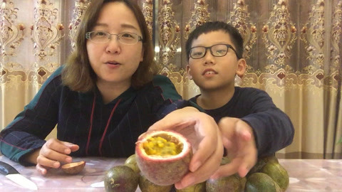 梁小轩和轩妈试吃各种美食 试吃“一种奇葩的水果”