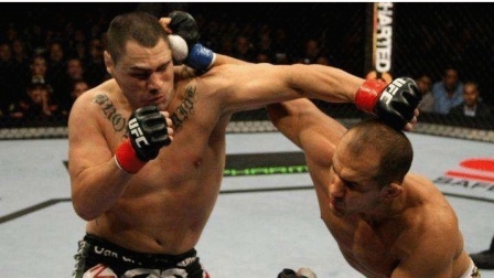 UFC终极格斗冠军赛 周最佳KO：绝代双骄！初次对决，小菊强势KO