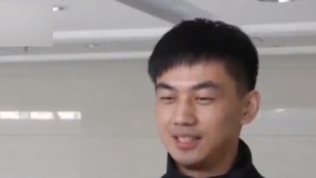 第一时间 一女子为给新鞋拍照发朋友圈 脚下一滑掉进河