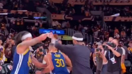 NBA热辣资讯 勇士战胜湖人后库里遭队友疯狂浇水！这样的球队氛围你爱了吗？
