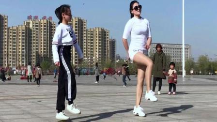 鬼步舞58步阿尔山的姑娘与愿做菩萨那朵莲