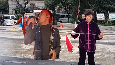 唱罢吹灯 好嗨哟，羊肉串烧烤大哥边卖边唱气氛太火爆