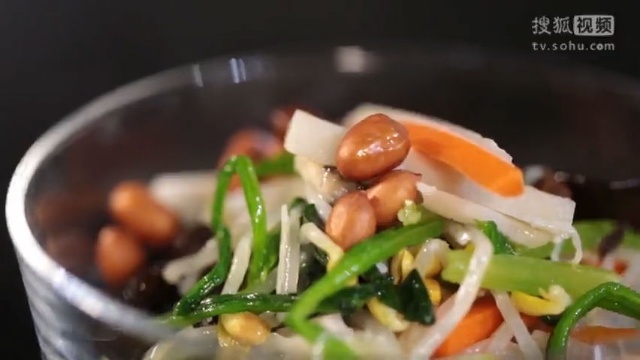 美&middot;食 只用藕芹菜和胡萝卜就能做出五彩缤纷营养丰富的什锦菜，学会后过年年夜饭简单搞定