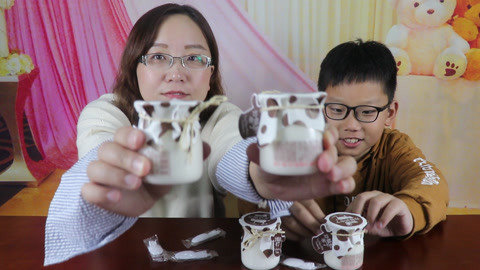 梁小轩和轩妈试吃各种美食 试吃“炒酸奶布丁”