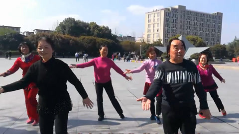唱罢吹灯 萌萌哒大叔挑战大妈广场舞，这舞跳得比大妈好