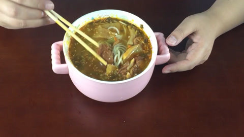 梁小轩和轩妈试吃各种美食 试吃”藤椒鸡拉面“
