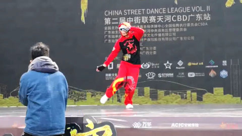 唱罢吹灯 小伙自愧不如，50岁大爷劲爆霹雳舞