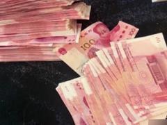 水中丢钱的神秘男人,与女子是怎样的关系