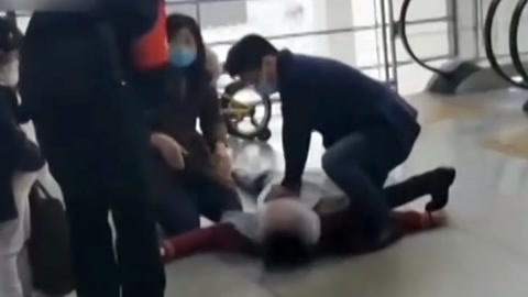 法治中国60分 男子心跳骤停两医生现场施救 宠物狗咬伤老人