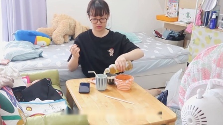 日本啃老宅女整日喝酒打游戏看漫画，一天有多放纵？