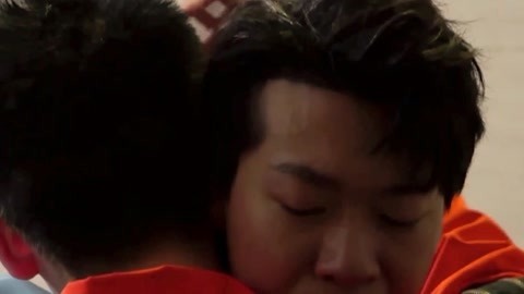 福克斯杨和苏上演爱的抱抱！这样的兄弟情你不点赞？