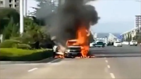 夫妻吵架点燃车辆后 在车前打架