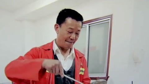 播报多看点 环卫工吃上免费午餐 富裕女司机