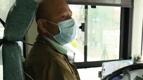 法治中国60分 公交逆行送老人就医 交警人性化执法暖人心