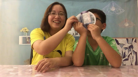 梁小轩和轩妈试吃各种美食 试吃“超大蓝莓果冻”