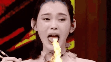 辣爆 女子挑战超辣火鸡面 辣穿肠道
