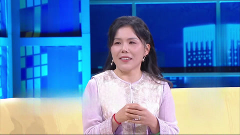 女孩跑山流汗不言累 只愿双亲少受辛劳