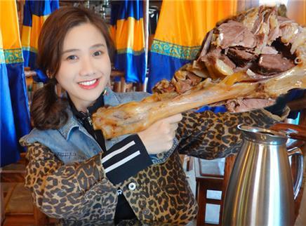 密子君 烤全羊背装铁盘 肉香十足太过瘾