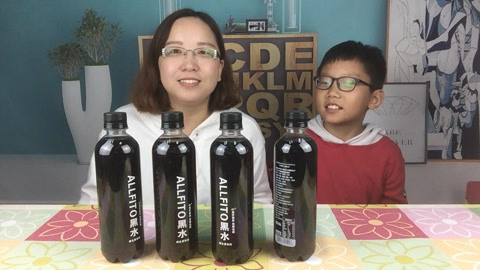 梁小轩和轩妈试吃各种美食 试喝网红黑水