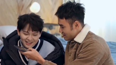 张信哲现身和周奇合唱