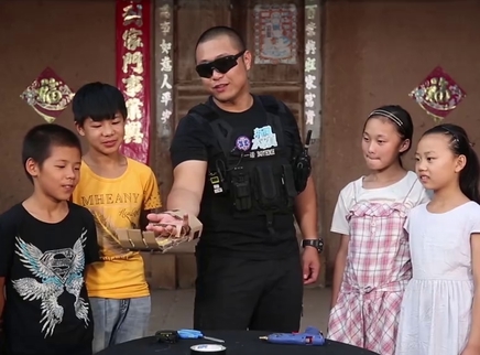 新闻大求真 科学下乡记 送给老师的机械手臂