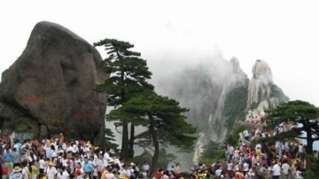 每日新闻报 67岁女游客爬黄山晕厥 游客人海中让出生命通道