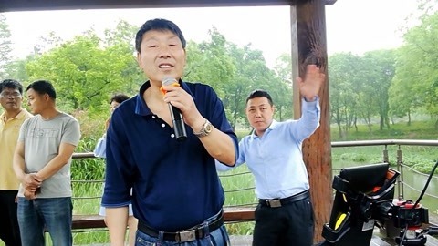 唱罢吹灯 大爷你的确是高手哇，唱歌如此好听，后面游客听了不想走了