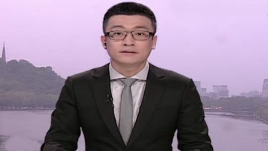 1818黄金眼 路过活动中心 被砸失去意识