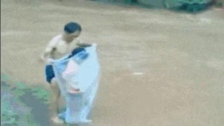 猿创精选 洪水中用塑料袋帮女儿过河 亲爹果然才华横溢 57