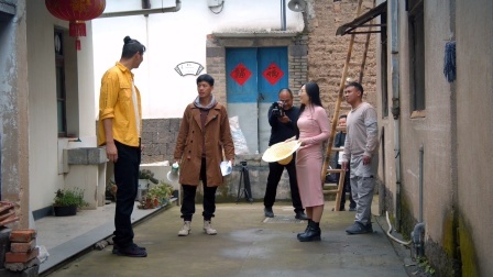 剧组正在拍戏，被2米巨人的出现打乱了！