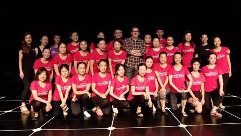 新闻雅痞 台前幕后；他们终于肯为自己做一件疯狂的事情