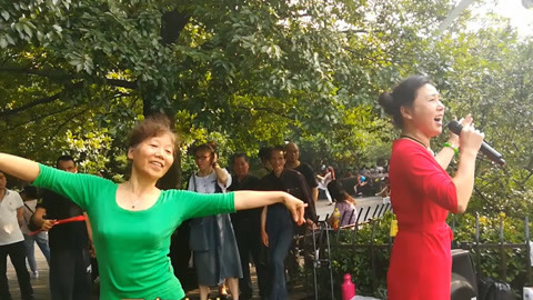 唱罢吹灯 红裙大姐演唱你家在哪里