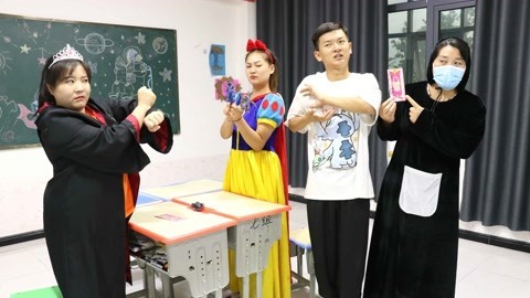黑衣人用“傀儡卡”变出冬冬，抢小晴的库洛牌，被小晴一招击败