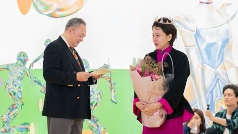 宋妍霏穿长裙炒方便面 宋爸布置结婚纪念日现场