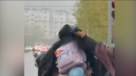 @所有人 孩子书包被淋陌生人帮忙拉好雨衣