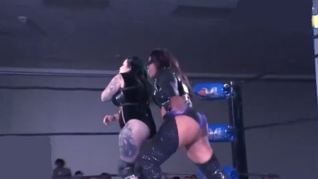2个500斤女摔选手的较量，声音很激烈