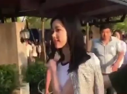全民路透社 陈都灵获工作人员左右保护