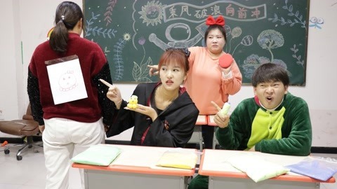美女家务事 同学们粘土考试，没想小晴竟把小抄贴在老师的后背，结果惨了